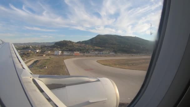 Mirando Desde Ventana Avión Mientras Aterriza Aeropuerto Rodas Grecia — Vídeos de Stock