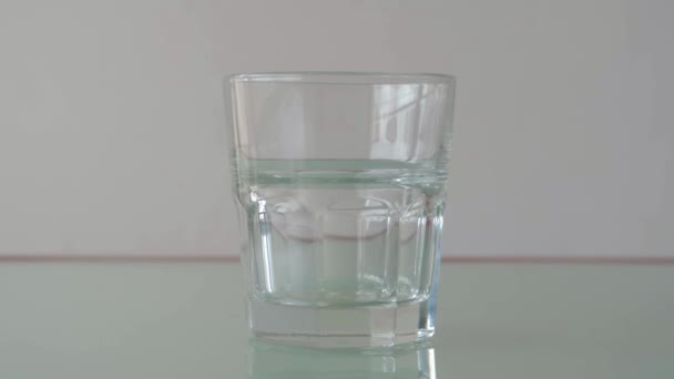 Häll Vatten Glas Bord Med Böjning Fortfarande Extremt Närbild Skott — Stockvideo