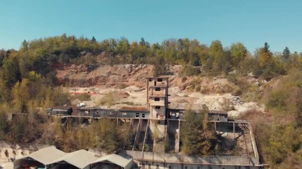 Old Abandoned Quarry Rotted Wooden Brown Hut Quarry Site Forest — Stock Video