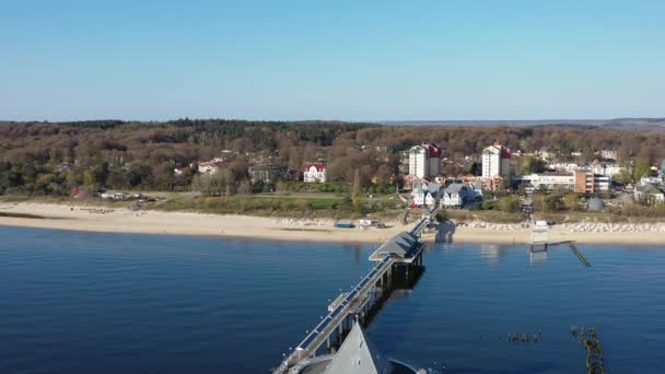 Drone Voa Sobre Ponte Marítima Ahlbeckahlbeck — Vídeo de Stock