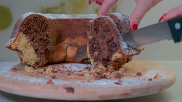 Gâteau Traditionnel Marbre Sur Une Assiette Bois Mains Féminines Coupant — Video