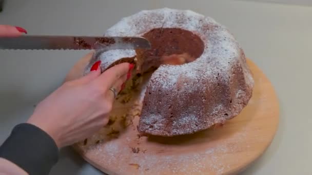 Gâteau Traditionnel Marbre Sur Une Assiette Bois Coupant Gâteau Tranches — Video