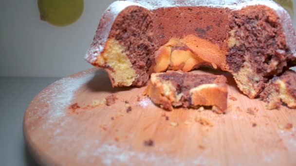 木板上的传统大理石蛋糕 在盘子上切成碎片 — 图库视频影像