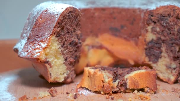 Gâteau Traditionnel Marbre Sur Plaque Bois Toboggan — Video