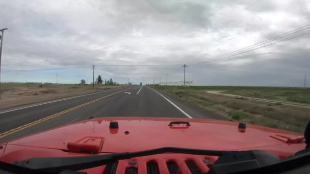 Condução Veículo Vermelho Estrada Com Fazendas Direita Esquerda Manhã Perto — Vídeo de Stock