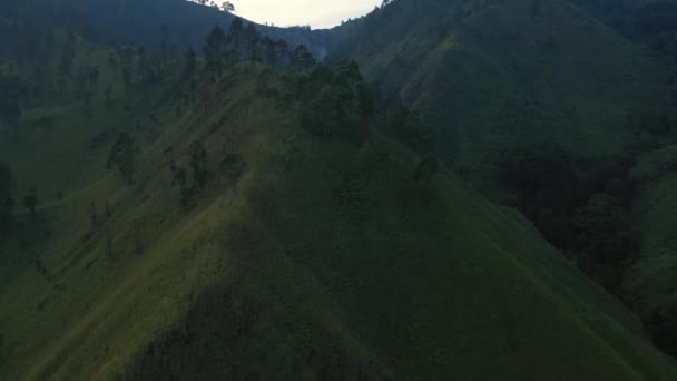 Flygdrönarbilder Längs Ryggraden Bergen Norra Sumatra Indonesien Närmar Sipiso Piso — Stockvideo