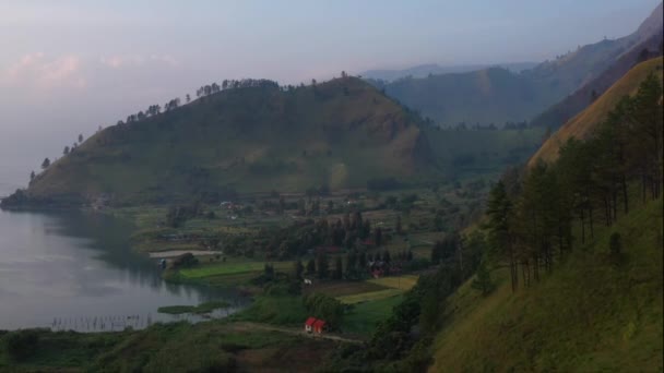 Imágenes Aéreas Pueblo Frente Mar Lago Toba Pie Las Montañas — Vídeos de Stock