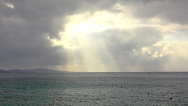 Sol Brillando Través Las Nubes Sobre Bahía Día Nublado Ángulo — Vídeo de stock