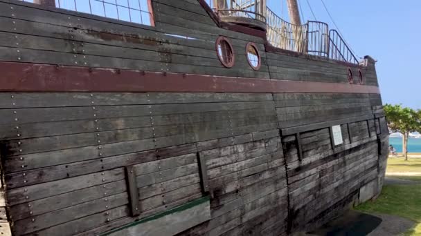 Piratenschip Spelen Grond Het Land Een Heldere Zonnige Dag Met — Stockvideo
