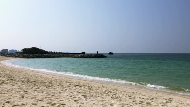 Small Waves Rolling Shore Пляже Араха Окинава Япония Силуэт Человека — стоковое видео