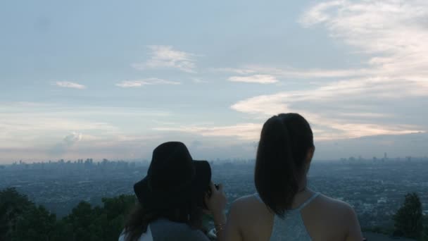 Dua Gadis Remaja Mengambil Foto Dan Menunjuk Pada Langit Dari — Stok Video