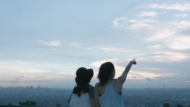 Genç Kız Fotoğraf Çekiyor Şehrin Çatısındaki Gökyüzünü Işaret Ediyorlar — Stok video