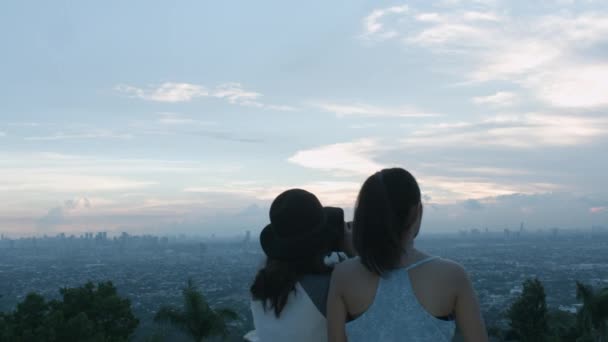 Dos Adolescentes Tomando Una Foto Admirando Paisaje Una Puesta Sol — Vídeos de Stock