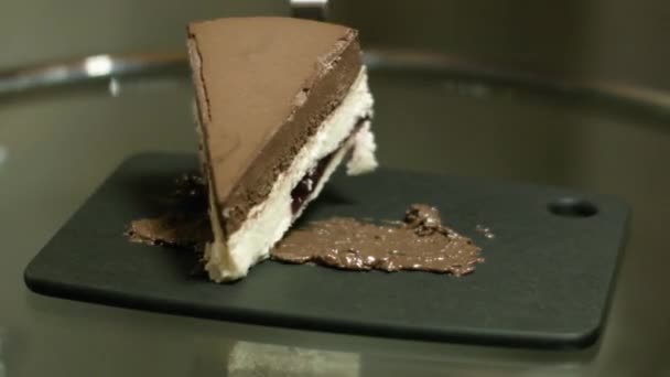 Umístění Čokoládový Zmrzlinový Dort Talíř — Stock video