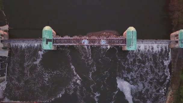 Αεροφωτογραφία Ενός Νερόμυλου Στον Ποταμό Όντρα Στα Προάστια Του Βρότσλαβ — Αρχείο Βίντεο