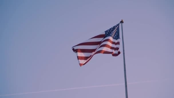 Amerikanische Flagge Hoch Oben Auf Einer Stange Die Wind Weht — Stockvideo