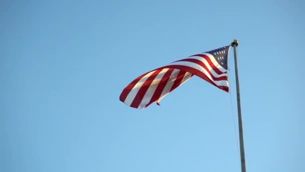 Mavi Gökyüzüne Karşı Bayrak Direğinde Amerikan Bayrağı Rüzgarda Yavaşça Hareket — Stok video