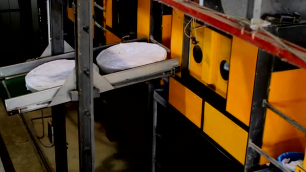 白色的衣服和织物在送往干燥机的路上 用机械皮带运送 在一个大的工业洗衣房里 — 图库视频影像