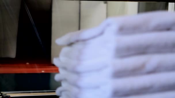 Białe Ręczniki Owinięte Przezroczystą Folię Ochronną — Wideo stockowe