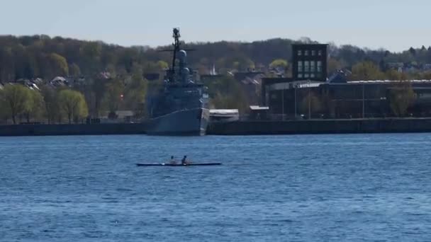 Бойовий Човен Двома Веслярами Перед Військовим Кораблем Hegermany 60P — стокове відео