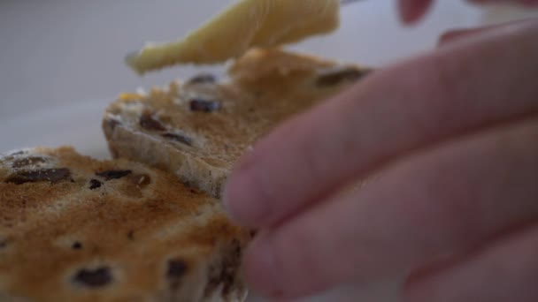 Filmato Rallentatore Crostata Bollente Affettata Che Viene Imburrata Con Coltello — Video Stock