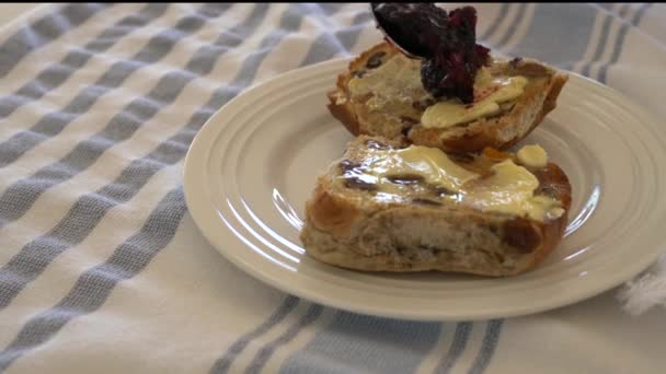 Panela Câmera Lenta Pães Cruz Quentes Com Manteiga Com Geléia — Vídeo de Stock