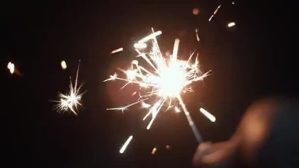 Osoba Trzymająca Petardę Phooljhadi Diwali Lub Nowym Roku Strzał Bliska — Wideo stockowe