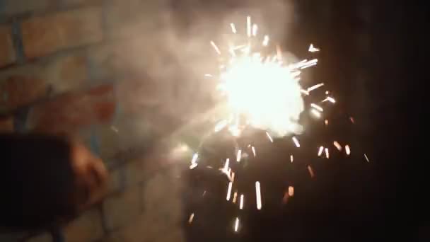 Mão Pessoa Segurando Fogo Cracker Noite Câmera Lenta Com Brilhos — Vídeo de Stock