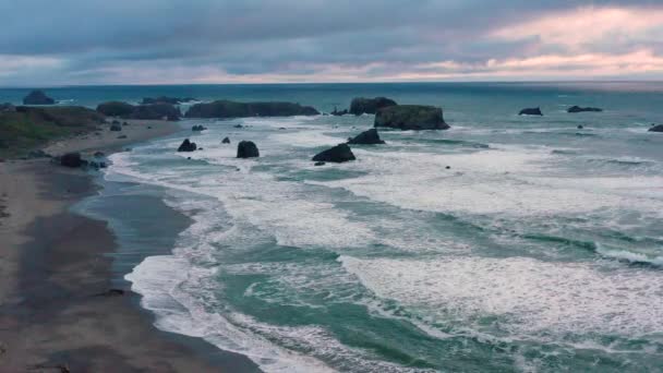 Aérea Bandon Beach Table Rock Sur Oregon Estados Unidos Tomado — Vídeo de stock