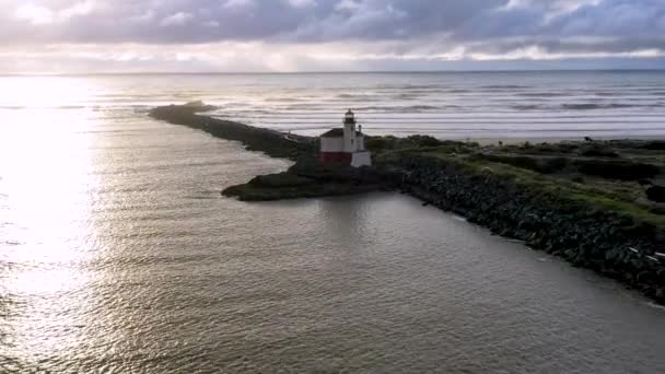 Flygbilder Från Coquilles Fyr Bandon Oregon Drönaren Flyger Baklänges Solreflektion — Stockvideo