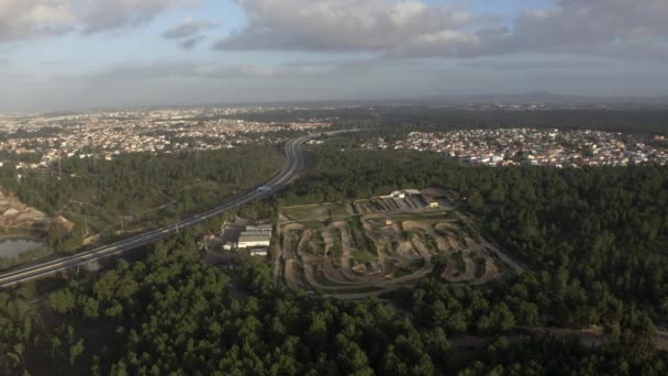 Pista Motocross Vacía Medio Bosque Cerca Una Carretera Concurrida Disparo — Vídeos de Stock