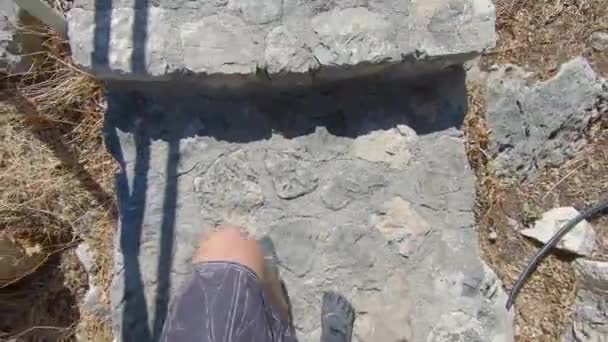 Escalada Escalada Una Escalera Piedra Natural Hermosa Isla Rodas Grecia — Vídeo de stock