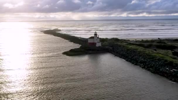 Faro Coquille River North Jetty Bandon Oregon Riprese Aeree Scattate — Video Stock