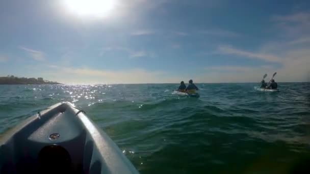 Grupp Kajakpaddlare Som Ror Mot Solen Mitt Havet Vid San — Stockvideo