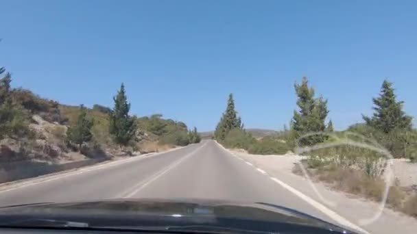 在美丽的天气条件下 在希腊罗得岛的道路上开车时 从汽车的前窗向外眺望 — 图库视频影像