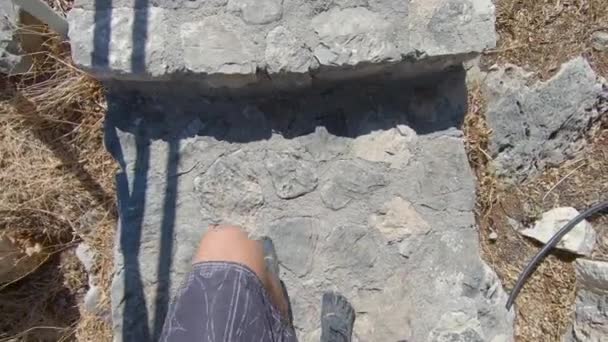 ロードス ギリシャにある素晴らしい天然石の階段を登ったり登ったり — ストック動画