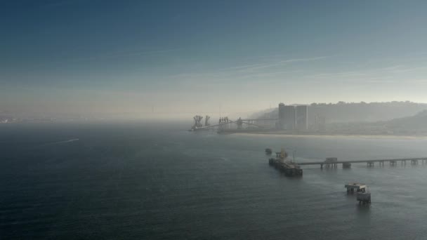 霧の日に海のサイロの美しい風景 リスボンでドローンで撃たれた — ストック動画