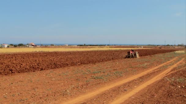 Ciągnik Otwierający Teren Rolnictwo Rolnictwo Czerwona Gleba — Wideo stockowe