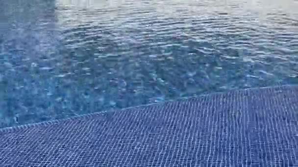 Uma Imagem Relaxante Água Movendo Sobre Fundo Azulejo Mosaico Azul — Vídeo de Stock