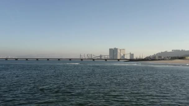 Silos Cereais Junto Mar Aproxima Drone Lisboa Cidade Segundo Plano — Vídeo de Stock