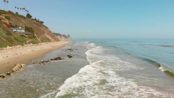 カリフォルニア州ベンチュラ郡のサンタバーバラ近くの海岸と海岸の空中風景 — ストック動画