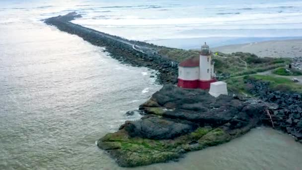 Drone Acerca Lentamente Faro Del Río Coquille Volando Muy Bajo — Vídeo de stock