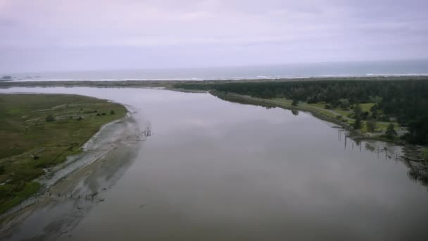 Pokojowe Nagranie Wschodu Słońca Drona Lecącego Nad Rzeką Coquille Niedaleko — Wideo stockowe