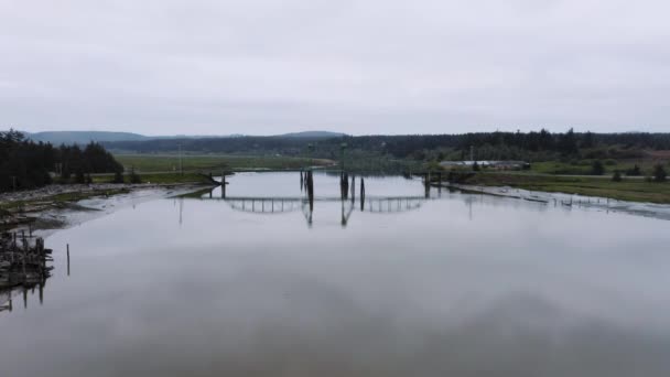 Drone Ascendiendo Sobre Río Coquille Mostrando Puente Bullards Cerca Bandon — Vídeo de stock