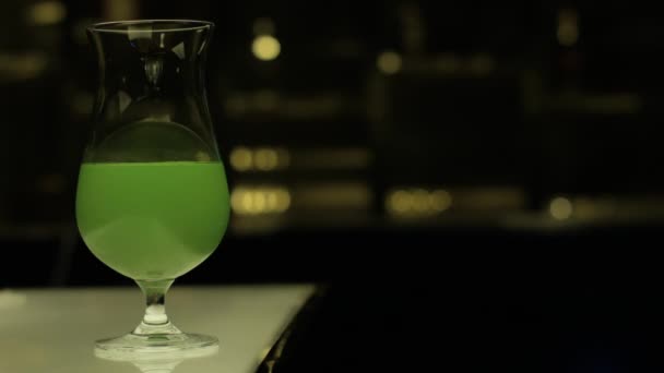 Adicionando Alguns Cubos Gelo Copo Margarita Verde — Vídeo de Stock