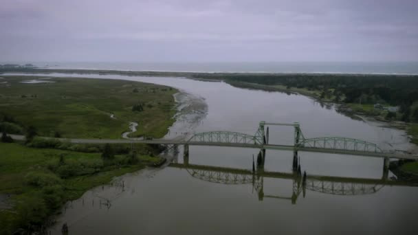 Drone Volando Sobre Bullards Bridge Bandon Oregon Mostrando Tráfico Cruzando — Vídeo de stock