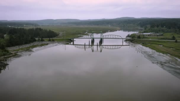 ドローンが川を下る バールズ橋 Bullards Bridge オレゴン州バンドンのすぐ北 太平洋に注ぐコキル川に架かる垂直リフト橋である — ストック動画