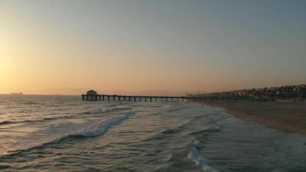 Αεροφωτογραφία Του Ηλιοβασιλέματος Από Μανχάταν Beach Γυρίστηκε Για Αργή Κίνηση — Αρχείο Βίντεο