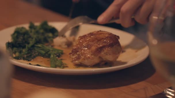 Penutup Restoran Mengiris Ayam Panggang Piringnya Dengan Garpu Dan Pisaunya — Stok Video