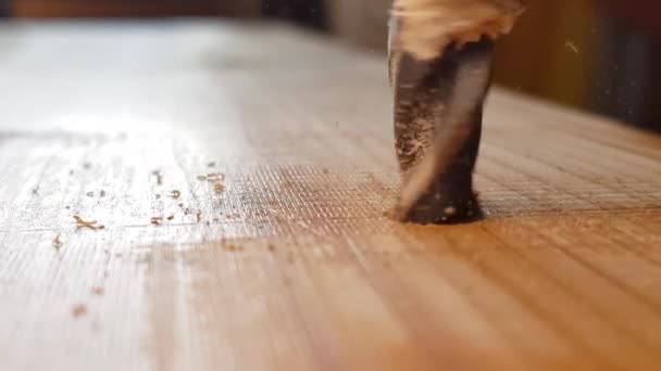 木材への掘削の閉鎖 金属ドリルビットは 木製のトウヒ板に穴を開けます 木材加工 自立ドリルで作業する大工 — ストック動画